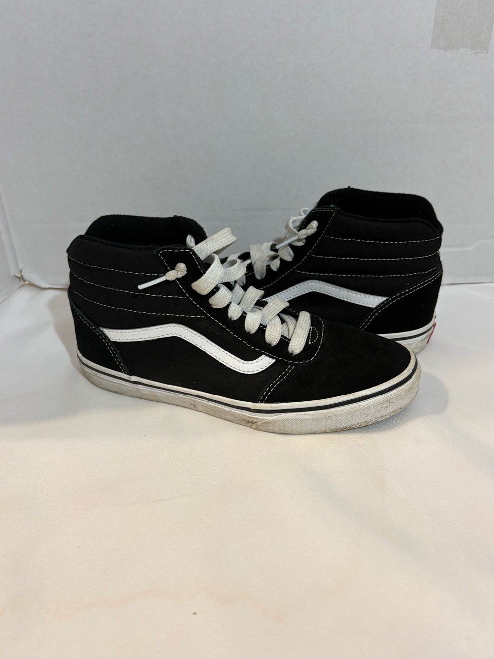 Vans black white suede high-top sneakers youth Size 6 Skate Sneakers tennis shoe